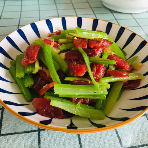 广式腊肠炒芹菜,简单美味的快手菜