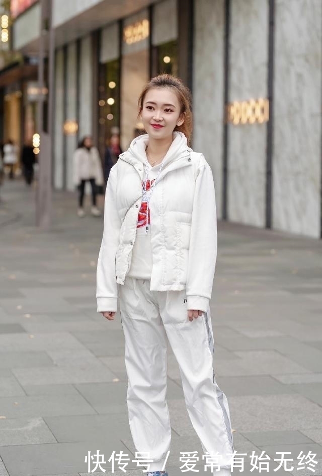 街拍:粉色吊带搭配白色短裤的小姐姐,少女范十足!