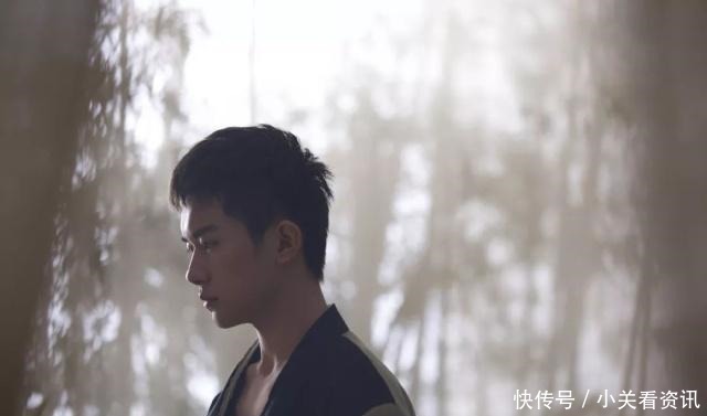 千玺成为美术生写生头像的范本,因为他鼻子和下巴的距离有些说法