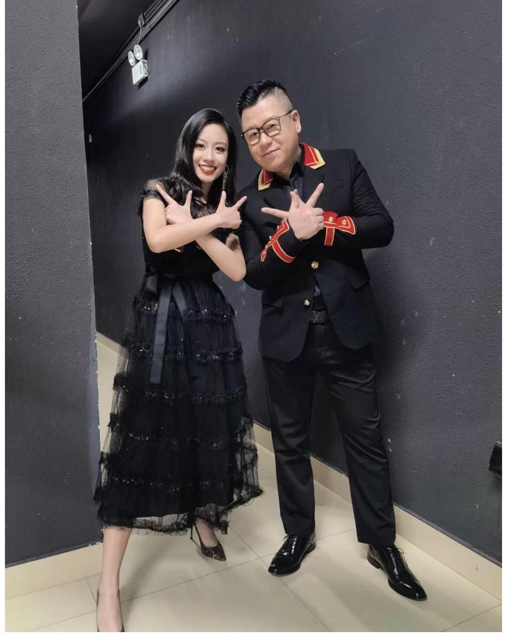 赵久峰|深大学子伍珂玥中国好声音舞台夺冠！深晚记者独家专访其任课教师