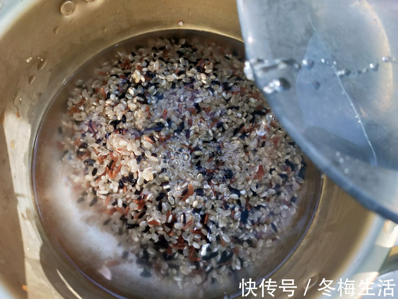 浸泡|杂粮营养丰富，煮成米饭，又香又好吃