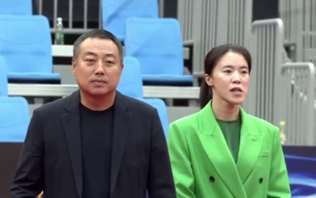 孙颖莎|乒超颁奖,刘国梁让出C位,陈梦王曼昱共举冠军旗,孙颖莎当选MVP