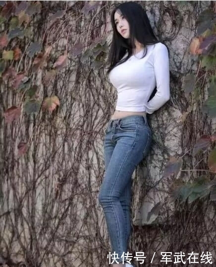 街拍:清新淡雅苗条妹子,曲线丰腴,简单好看又知性!