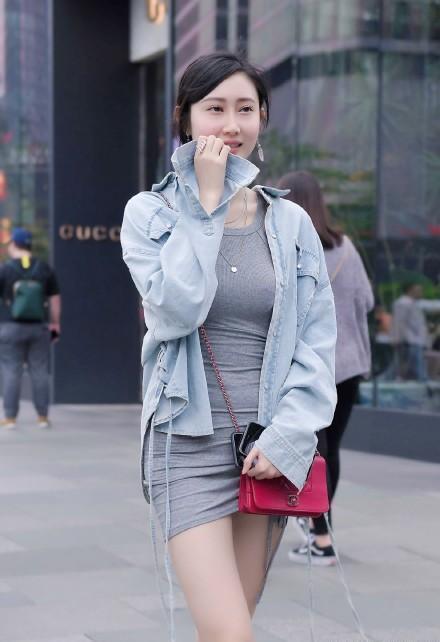 为了追求简单的美, 时尚的女孩子这样搭配连衣裙, 真漂亮