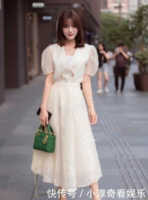 公主范的裙子搭配清新甜美，柔美大方的风格