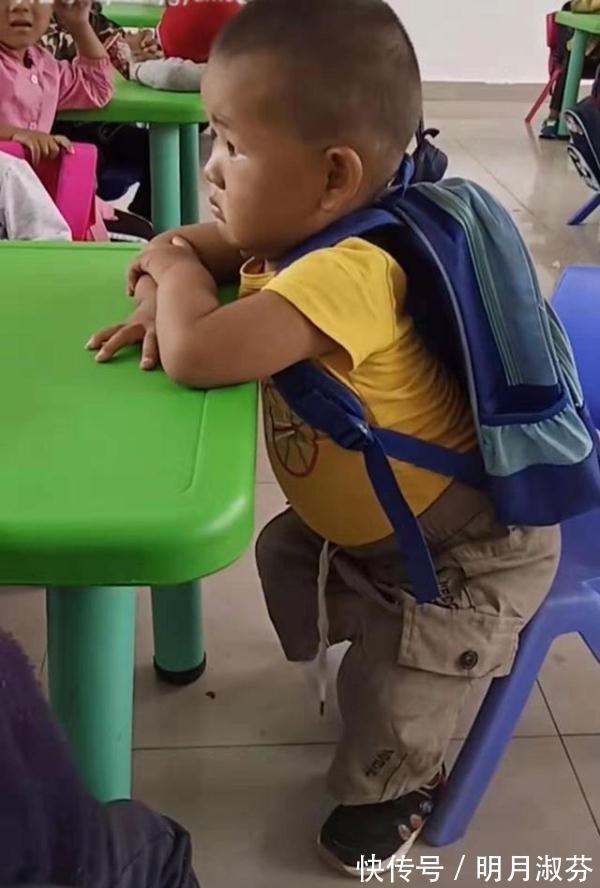 爱的代价|宝宝第一次上学,书包不离身,时刻准备回家,网友:这是要逃走吧