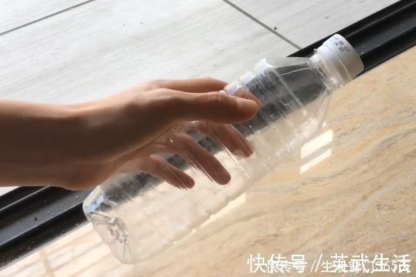 一生|在门口放一个塑料瓶,解决了家家户户的难题,学会受用一生!