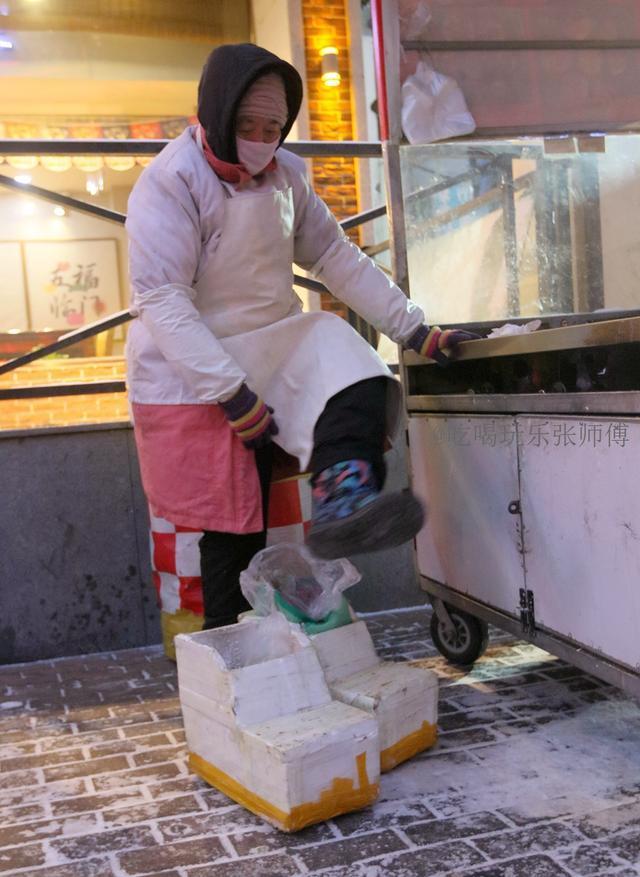 鞋套 70码“泡沫鞋”抵御严寒，哈尔滨出摊大姐有高招