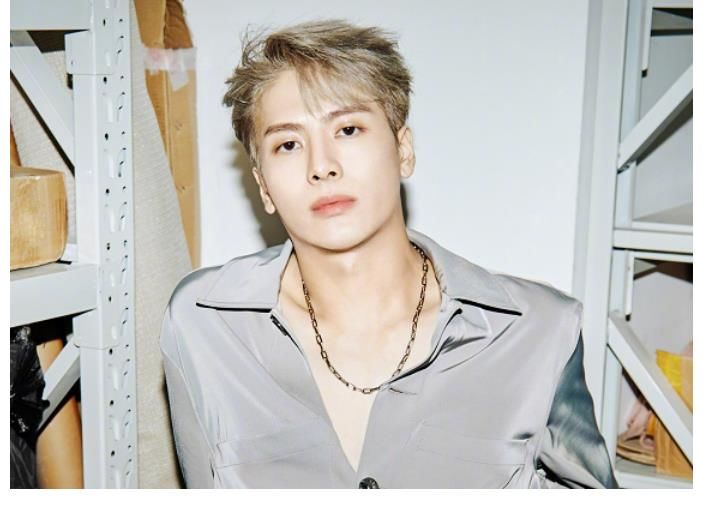 何尔萌|《拜冰轰趴季》评分3.1，看王嘉尔被当成马骑，这评分一点不冤枉