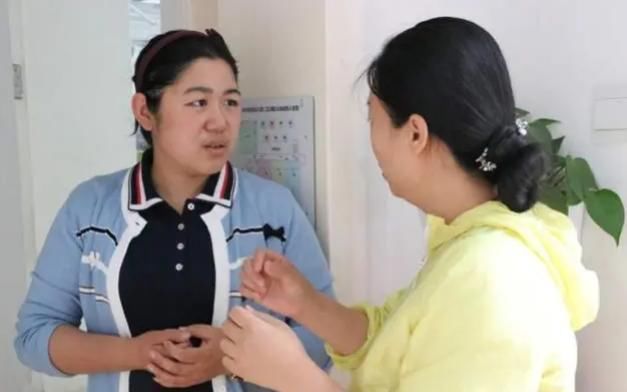 虐娃|月嫂进屋后感觉不对，抱起孩子撒腿就跑，事后家长奖励她3万块