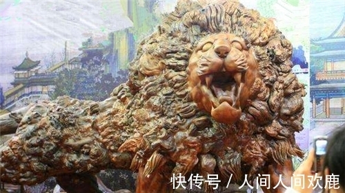 根雕!他用30吨金丝楠木雕出15米雄狮根雕,富豪出价300万遭拒,现怎样