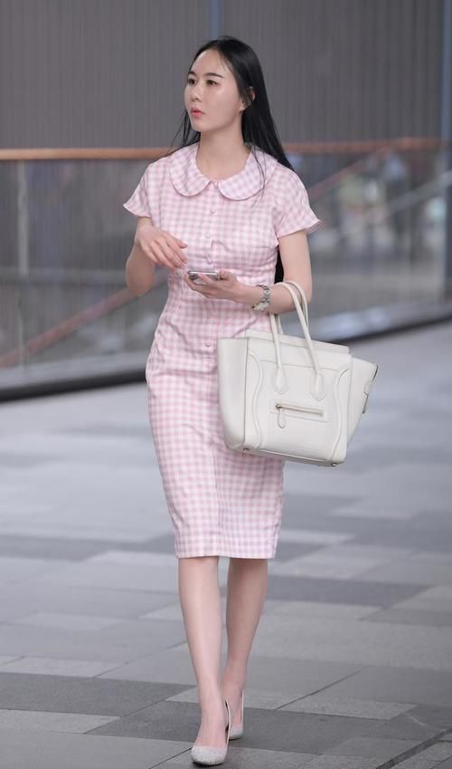 一身黑色|一身黑色吊带连衣裙和几件小饰品,气质极为高贵