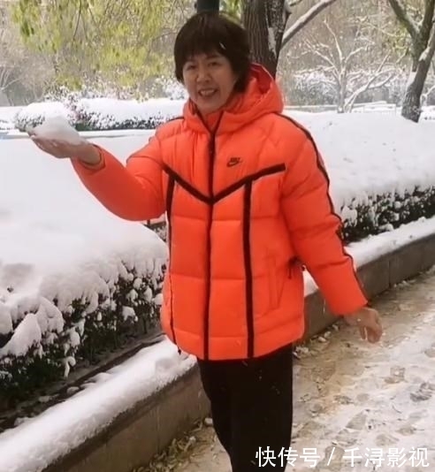 执教|童心未泯!60岁郎平兴奋扔雪球,冷得来回换脚也开心,还做雪饺子