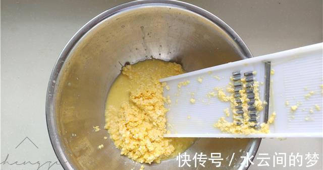 清香|8月吃鲜玉米正当时,打入2个鸡蛋,不炒不煮,蓬松暄软又清香