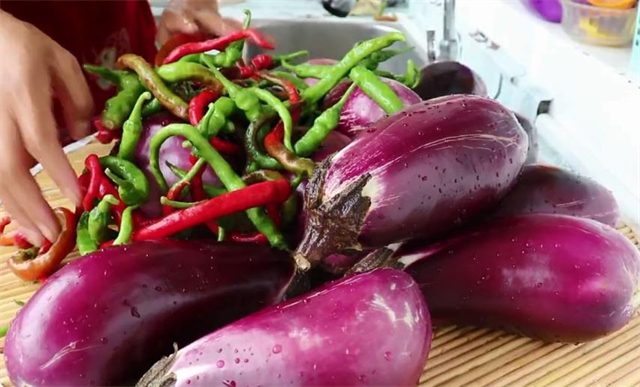 晾干|教你在家腌茄子,一次买10斤茄子腌制起来,放一年不怕坏