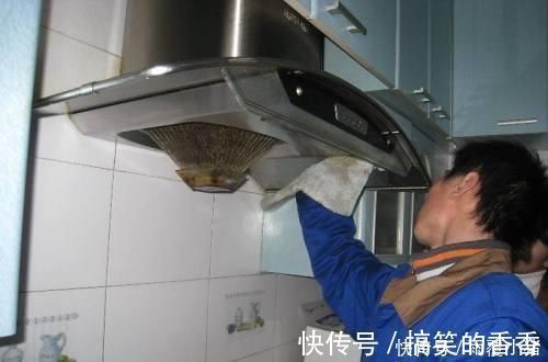 油烟机脏了不要拆下来清洗,保洁阿姨用这一招,保准洗完干净如新