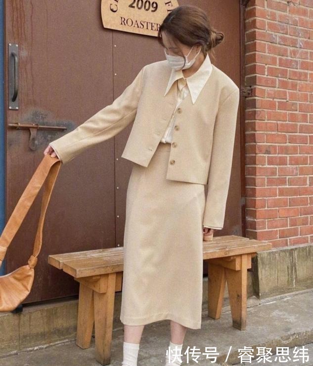 “短款上衣 + 高腰下装”，早春这么穿显瘦显身材