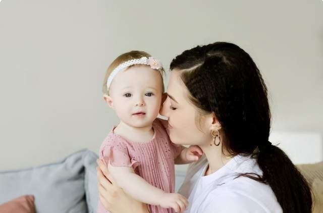 小动作|7、8个月的孩子会爬就行?宝宝手上有这3个小动作,才是真聪明