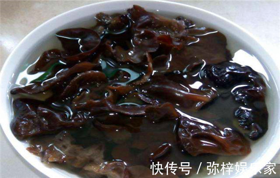 灰尘|泡木耳香菇时不用等,教你一招,3分钟快速泡发,又大又干净