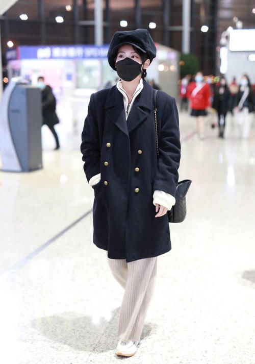 黑色大衣怎么穿美？搭阔腿裤大气优雅，配运动裤舒适有型，都好看