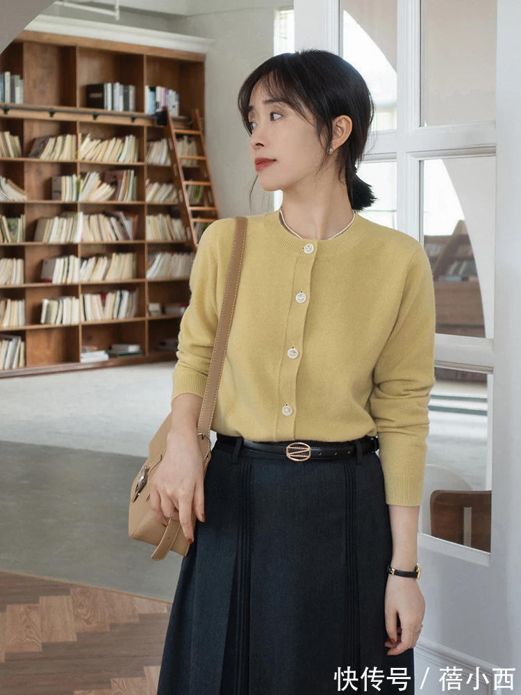 博主|少女感过时了,40岁的女性还是要多穿“毛衣开衫”,优雅又大气