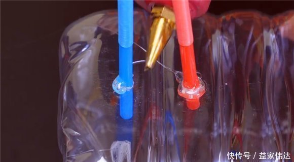 小苏打|空油桶不要扔，在上面插两根吸管，放在阳台上，全家人都要抢着用