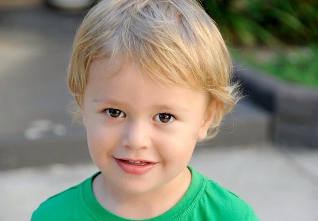 顺耳|爸爸姓“杨”,喜得五胞胎,灵机一动起佳名,上户口民警笑开花