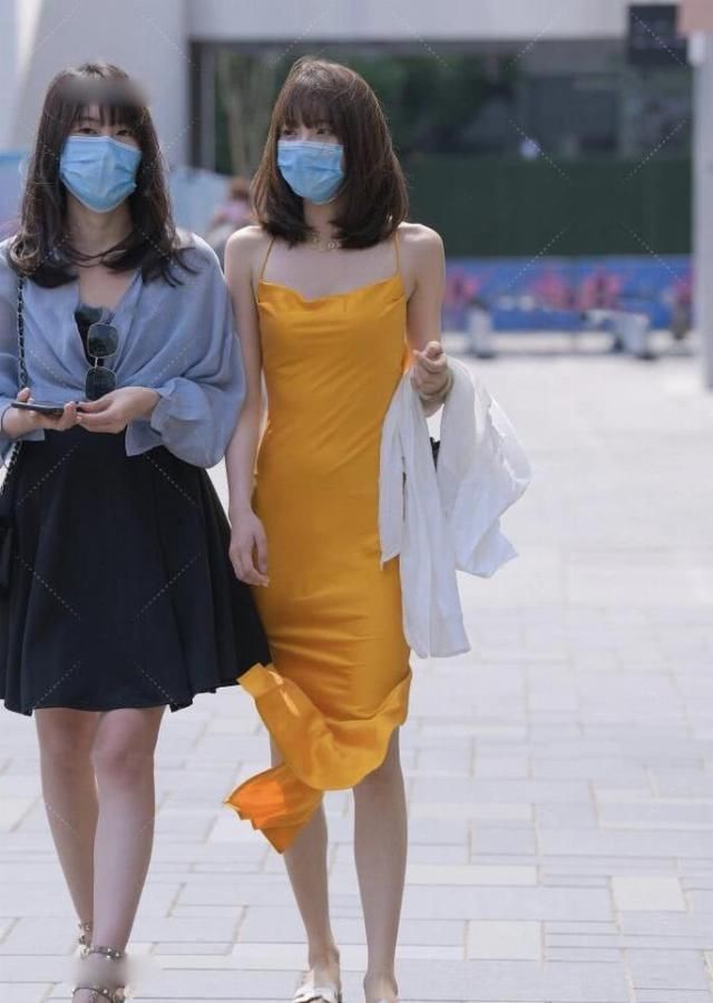 开背裙 炎炎夏日如何穿搭的时尚达人穿橙色“开背裙”,不仅清凉还高级