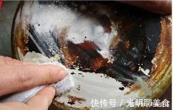 油乎乎的锅具总是很脏，再清洁时放点“它”，快速让锅焕然一新