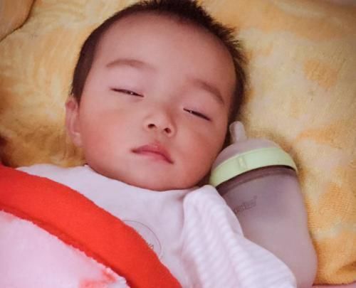 宝妈|“抱着睡得香,放下立刻醒”,许多宝妈无法应对,快看看这么做
