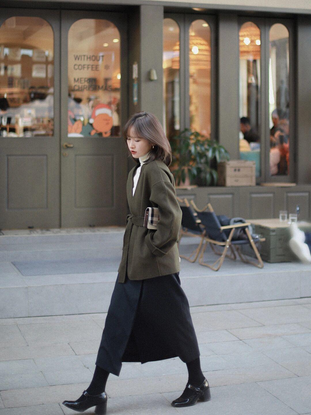 衬衫 一件简单的黑色大衣怎样穿出高级感?颜色搭配一定要选好,内搭绿色衬衫更时尚!