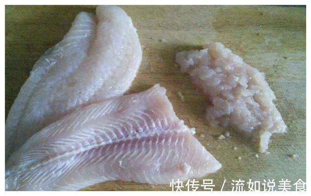 每次我家做这个鱼饼，孩子都会抢着吃，方法简单，口感不柴也不腻