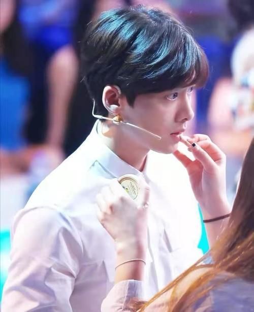 女生们|涂口红不掉色的小妙招,护唇膏最不能少,还有这些容易忽视的细节