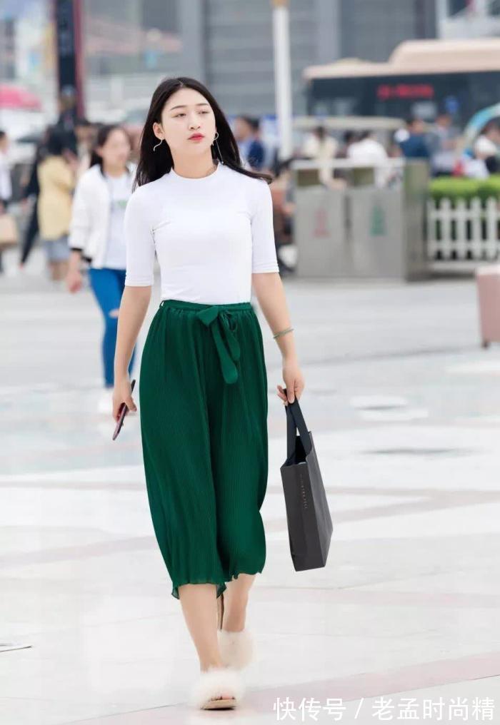 秋衣|街拍:白色紧身秋衣搭蓝色宽裤的气质女孩,笑容仿佛一朵鲜花灿烂