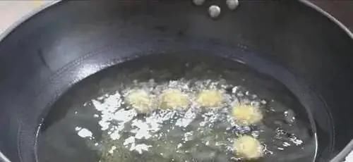 过年炸什么丸子美味呢？厨师长教你技巧，学会了在家可以露一手