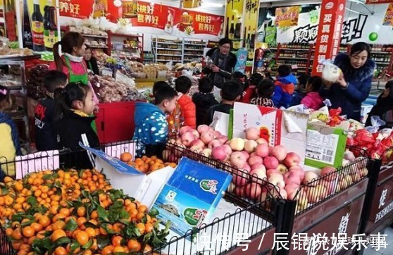 父母|1岁娃拽了颗葡萄,超市工作人员怒斥这是偷吃,妈妈高情商回应