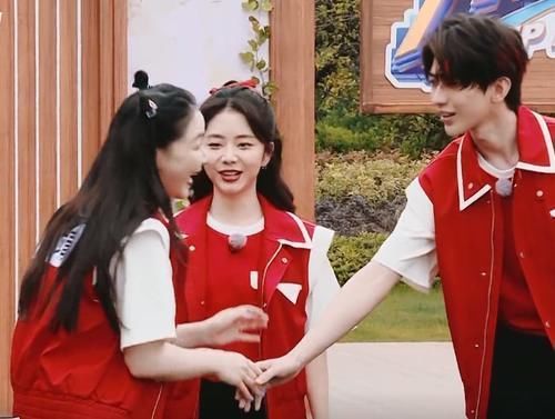 金婧录《奔跑吧》和蔡徐坤互动频繁，两次避嫌的方式很高级