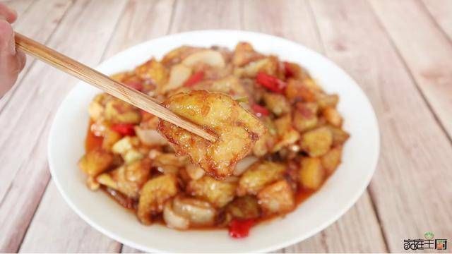 土豆和茄子别炖着吃了,教你新做法,比红烧肉还香,看着就流口水