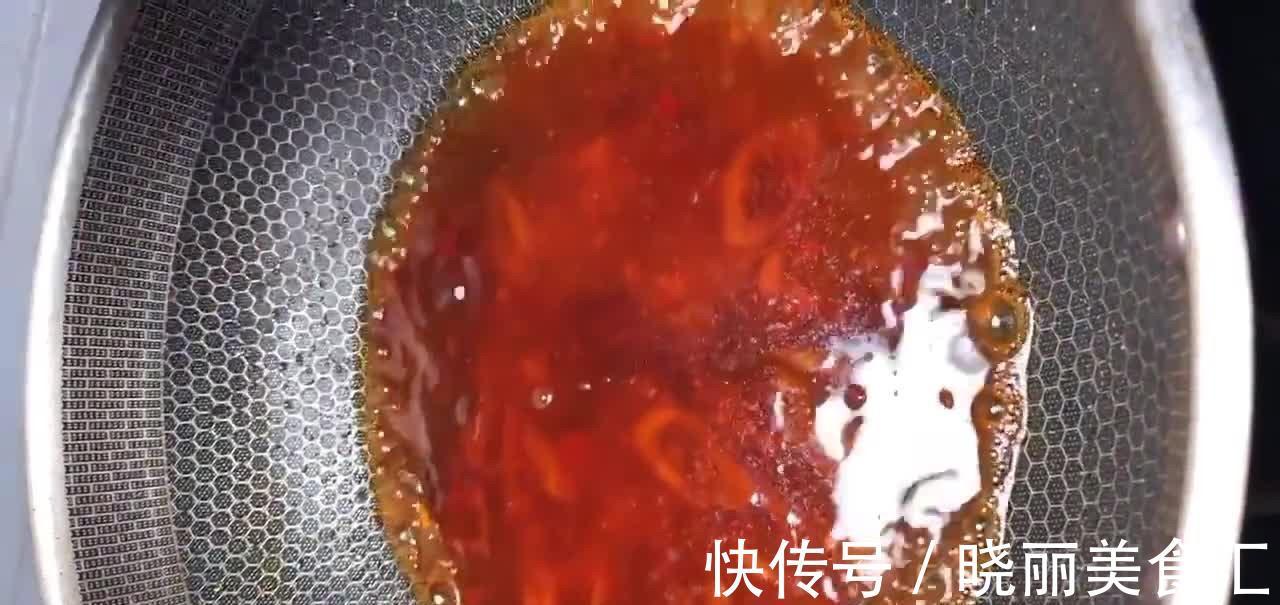 爷爷做的香煎鲫鱼，肉质鲜嫩香辣味美，小时候记忆中的美味！