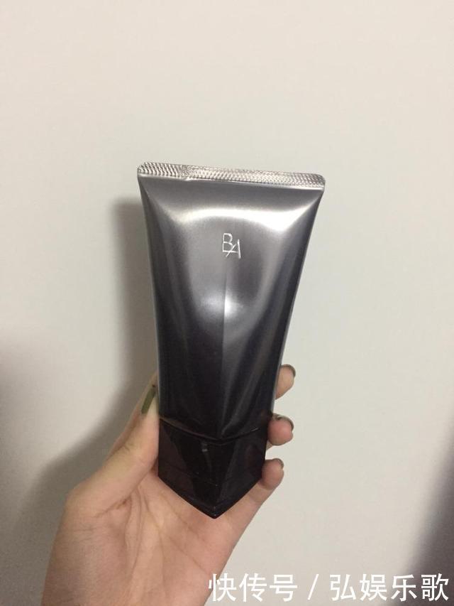 女人|上了年纪的女人,再没钱也要囤4款“大牌洁面”,洗得干净还抗老