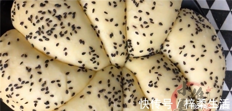 电饭锅|把8个面团放进电饭锅里，不加一滴水，刚出锅就被抢吃光