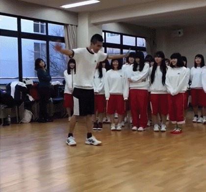 |搞笑GIF:妹子这是什么裙子呢,能上能下真是绝了啊