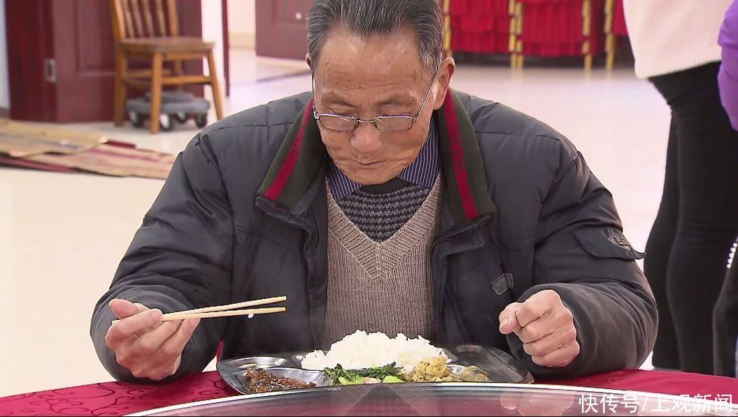 两荤一素,最低6元,可堂食也可“外卖”,松江这里的老人按时吃上热乎饭菜