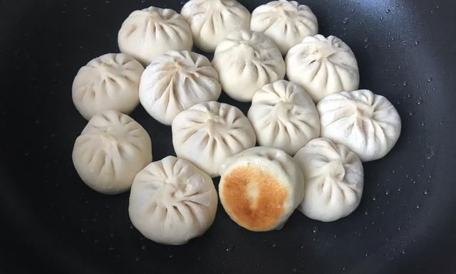 教你做金黄的水煎包，撒上芝麻与葱花，每咬一口都爆汁