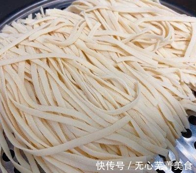 面条|排骨豆角焖面这么做最好吃,一般人我不告诉他!