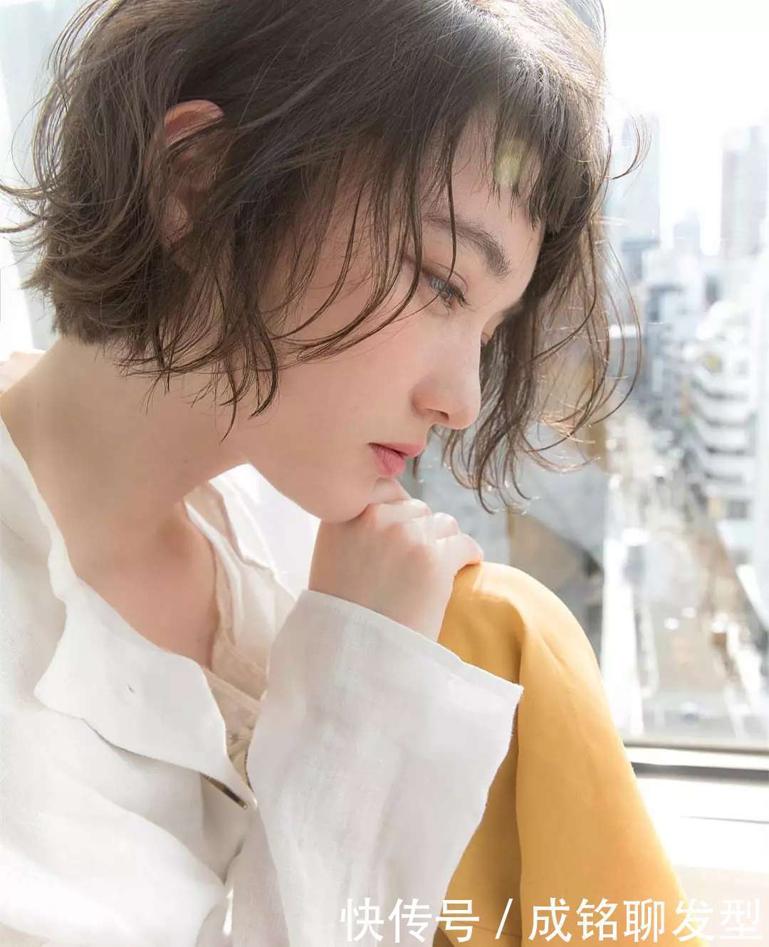 头发细软、发量少、额头高,适合什么发型?剪短烫卷,别无他法