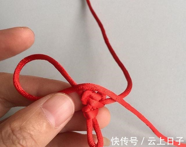 绕圈 心形结手链的编法教程,非常简单,只要2个结法就能编出!收藏了!