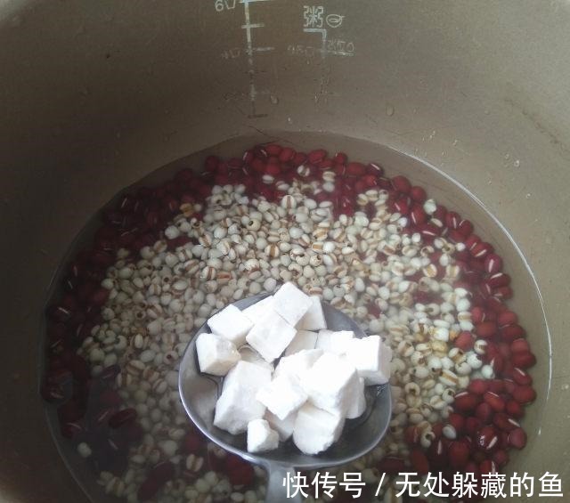 养胃|茯苓红豆薏米粥，健脾养胃，好喝又健康！