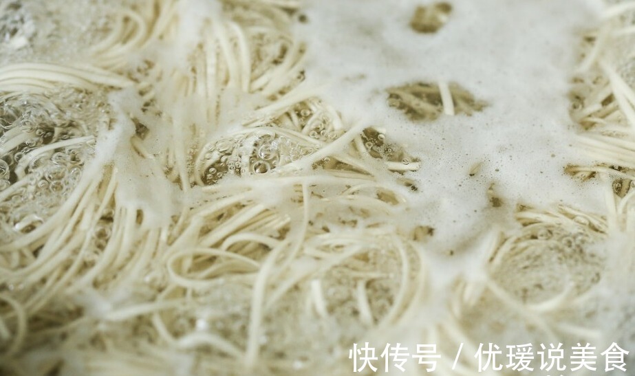 煮面条最忌水开下锅，面馆师傅一语道破，2步煮面劲道还爽滑