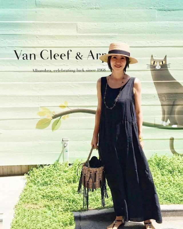 大方|这位日本主妇50岁,适龄穿搭简约又大方,堪称行走的时尚教科书